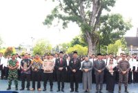 Ketua DPRD Barito Utara (Barut), Kalteng, Hj Mery Rukaini, menghadiri acara pelantikan dan pengambilan sumpah janji 143 Pegawai Pemerintah dengan Perjanjian Kerja (PPPK) yang digelar di halaman Kantor Bupati Barut, Kamis, 16 Oktober 2025. Foto: Setwan Barut
