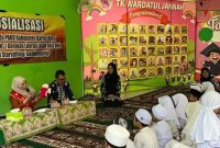 Bunda Pendidikan Anak Usia Dini (PAUD) Barito Utara (Barut), Kalteng, Hj Maya Savitri Shalahuddin, melaksanakan rangkaian kegiatan sehari penuh dalam rangka sosialisasi dan kampanye 7 kebiasaan anak Indonesia hebat serta literasi anak usia dini di sejumlah Taman Kanak-kanak (TK) di Muara Teweh, Sabtu, 18 Oktober 2025. Foto: Diskominfosandi Barut