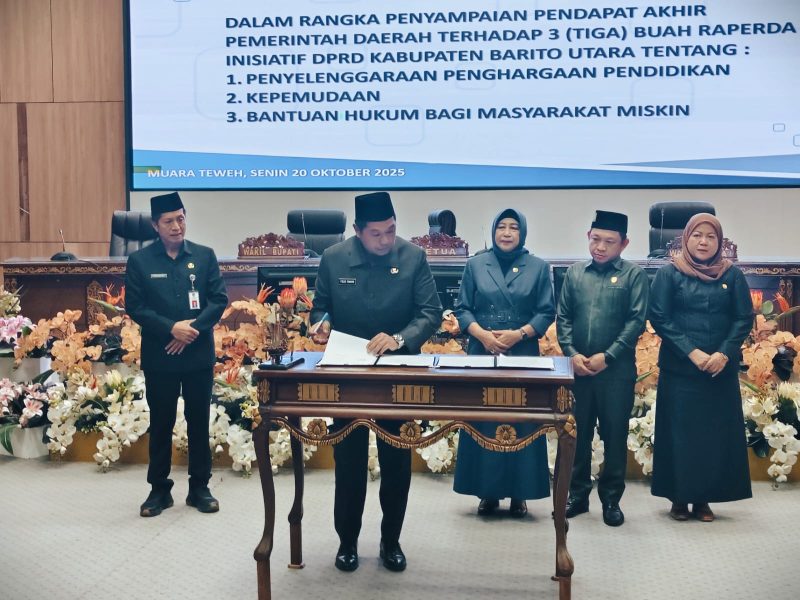 DPRD Barito Utara (Barut), Kalteng, menggelar Rapat Paripurna dengan agenda membahas pendapat akhir pemerintah daerah terhadap 3 Rancangan Peraturan Daerah (Raperda) inisiatif dewan di Ruang Rapat Paripurna, Senin, 20 Oktober 2025. Foto: Ahya Firmansyah/kaltenglima.com