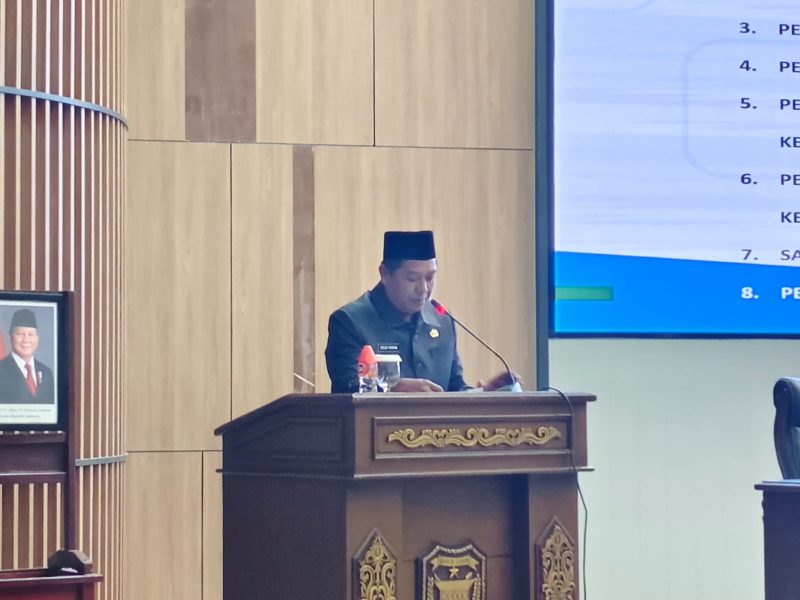 Wakil Bupati Barito Utara (Barut), Kalteng, Felix Sonadie Y Tingan saat menyampaikan pidato perdananya di Rapat Paripurna DPRD Barut terkait 3 raperda inisiatif dewan, Senin, 20 Oktober 2025. Foto: Ahya Firmansyah/kaltenglima.com