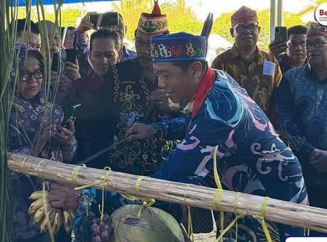Wakil Bupati Barito Utara, Kalteng, Felix Sonadie Y Tingan melakukan potong pantan sebelum memasuki rumah dinasdi Jalan Ahmad Yani, kota Muara Teweh, Senin, 20 Oktober 2025. Foto: Ahya Firmansyah/kaltenglima.com