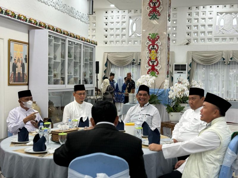 Bupati Barito Utara, H Shalahuddin, bersama Wakil Gubernur Kalteng, Edy Pratowo dan tamu undangan di Kalawa Convention Hall, Palangka Raya, Kalimantan Tengah (Kalteng), di resepsi pernikahan putra Gubernur Agustiar Sabran, Ahad, 26 Oktober 2025. Foto: Istimewa
