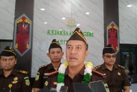 Kepala Kejaksaan Negeri (Kajari) Barut baru, Fredy Feronico Simanjuntak, diwawancara wartawan saat pertama masuk ke kantor Kejari setempat. Foto: Ahya Firmansyah/kaltenglima.com