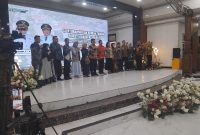 Bupati Barito Utara (Barut), Kalteng, H Shalahuddin dan Wakil Bupati Felix Sonadie Y Tingan berfoto bersama unsur muspida dalam silaturahmi dan ramah tamah bersama masyarakat di Balai Antang Muara Teweh, Ahad pagi, 12 Oktober 2025. Foto: Aprie/1tulah.com