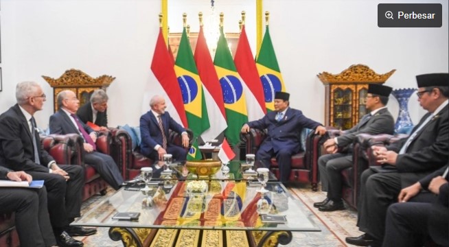 Presiden Prabowo Subianto (ketiga kanan) berbincang dengan Presiden Brazil Luiz InÃ¡cio Lula da Silva (kelima kiri) saat pertemuan di Istana Merdeka, Jakarta, Kamis (23/10/2025). (ANTARA FOTO/Muhammad Adimaja)