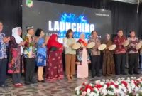 Tangkapan Layar - Sekda Barito Utara, Muhlis, Ketua TP PKK Maya Safitri Shalahuddin, dan Ketua GOW Mira Felix Tingan, meluncurkan) instruksi bupati tentang penggunaan bahasa daerah di sekolah, Sabtu, 18 Oktober 2025. Foto: Dinas Pendidikan Barut