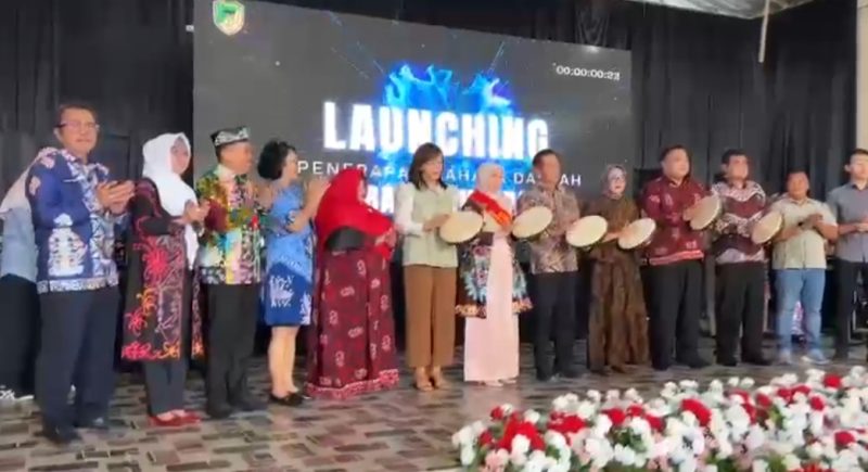 Tangkapan Layar - Sekda Barito Utara, Muhlis, Ketua TP PKK Maya Safitri Shalahuddin, dan Ketua GOW Mira Felix Tingan, meluncurkan) instruksi bupati tentang penggunaan bahasa daerah di sekolah, Sabtu, 18 Oktober 2025. Foto: Dinas Pendidikan Barut