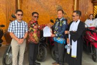 Bupati Murung Raya, Heriyus secara simbolis menyerahkan bantuan sepeda motor kepada perwakilan Majelis Sinode GKE. 