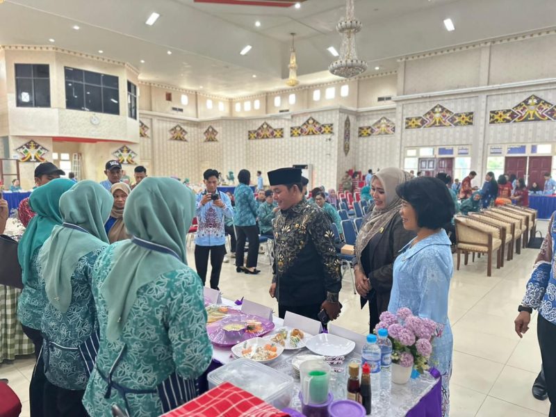 Wabup Rahmanto didampingi istri dalam kegiatan Lomba Masak Serba Ikan tingkat Kabupaten Murung Raya, Kamis (16/10/2025).