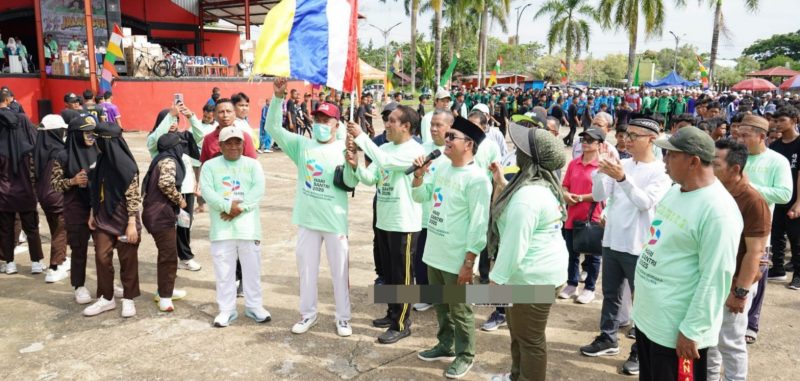 Jalan Sehat dalam rangka memperingati Hari Santri Nasional (HSN) Tahun 2025 berlangsung meriah di Alun-Alun Jorih Jerah, Minggu pagi (19/10/2025).