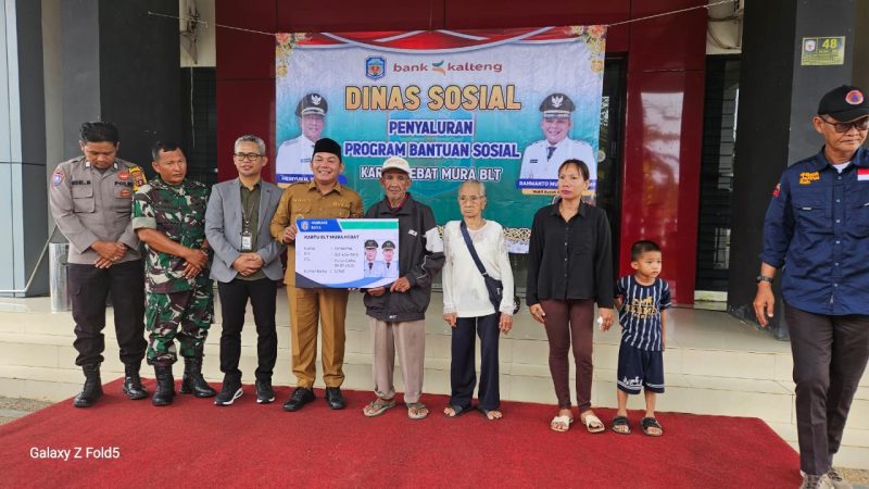 Rahmanto Muhidin menyerahklan Kartu Hebat BLT bagi penerima
