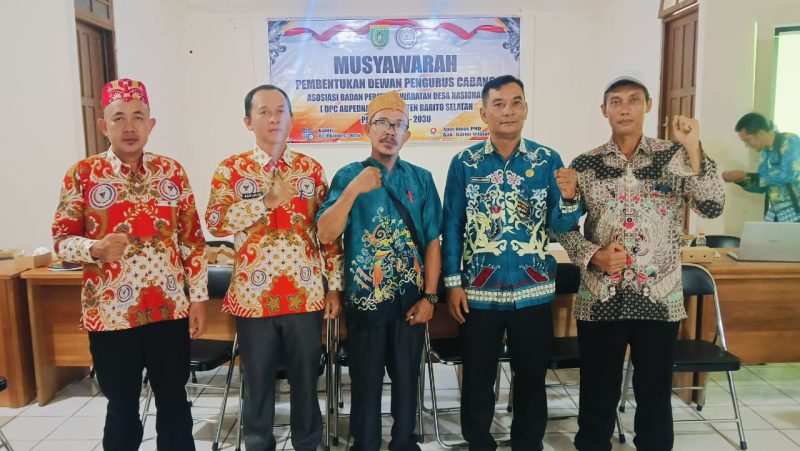 Waketum DPP Adpednas pusat, (tengah kiri) Karlulyn didampingi Ketua DPC Abpednas Barsel, Hayano (tengah) dan Kabid Administrasi Pemerintah Desa dan Kelembagaan, Dinas PMD, Sahala Junjungan Situros (tengah kanan) saat berfoto bersama usai acara musyawarah selesai, bertempat di Aula kantor Dinas PMD setempat, Kamis (2/10/2025). Foto. Alifansyah/1tulah.com