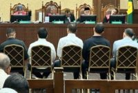 Lima terdakwa terkait kasus dugaan korupsi minyak mentah dalam sidang pembacaan surat dakwaan di Pengadilan Tipikor pada PN Jakarta Pusat, Senin (13/10/2025). [ANTARA/Agatha Olivia Victoria]