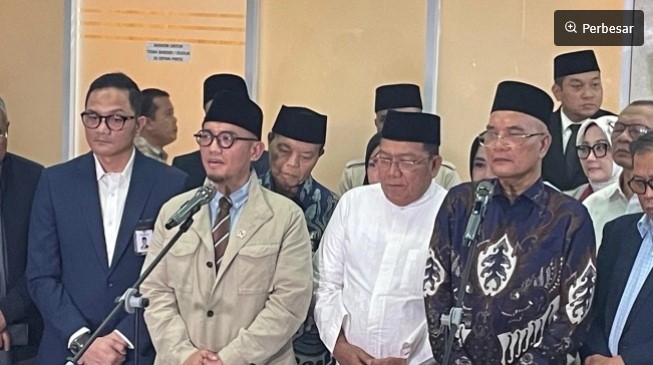 Wakil Menteri Haji dan Umrah Dahnil Anzar Simanjuntak mengumumkan biaya haji tahun 2026 atau BPIH turun Rp2,7 juta. [Suara.com/Bagaskara] 