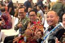 Bupati Barsel, Eddy Raya Samsuri (kanan) saat berfoto bersama kepala daerah lain di Kalimantan Tengah saat menghadiri acara Rakornas TPKAD di Jakarta. Jumat (10/10/2025). Foto. Alifansyah/1tulah.com