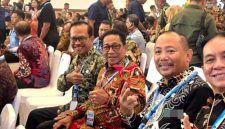 Bupati Barsel, Eddy Raya Samsuri (kanan) saat berfoto bersama kepala daerah lain di Kalimantan Tengah saat menghadiri acara Rakornas TPKAD di Jakarta. Jumat (10/10/2025). Foto. Alifansyah/1tulah.com