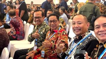 Bupati Barsel, Eddy Raya Samsuri (kanan) saat berfoto bersama kepala daerah lain di Kalimantan Tengah saat menghadiri acara Rakornas TPKAD di Jakarta. Jumat (10/10/2025). Foto. Alifansyah/1tulah.com