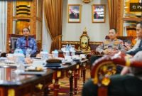 Menhut Raja Juli Antoni audiensi terkait Karhutla dengan Kapolri Jenderal Listyo Sigit Prabowo di Mabes Polri, Jakarta Selatan, Jumat (24/10/2025). [Dok POLRI]