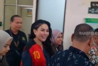 Nikita Mirzani jelang sidang lanjutan kasus pemerasan terhadap Reza Gladys dan kasus TPPU di Pengadilan Negeri Jakarta Selatan, Senin, 20 Oktober 2025. [Suara.com/Adiyoga Priyambodo] 