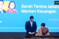 Menteri Keuangan Purbaya Yudhi Sadewa (kiri) menandatangani memori jabatan dari pejabat lama Sri Mulyani Indrawati saat serah terima jabatan di Kementerian Keuangan, Jakarta, Selasa (9/9/2025). [Suara.com/Alfian Winanto]