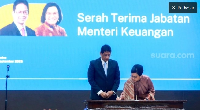 Menteri Keuangan Purbaya Yudhi Sadewa (kiri) menandatangani memori jabatan dari pejabat lama Sri Mulyani Indrawati saat serah terima jabatan di Kementerian Keuangan, Jakarta, Selasa (9/9/2025). [Suara.com/Alfian Winanto]