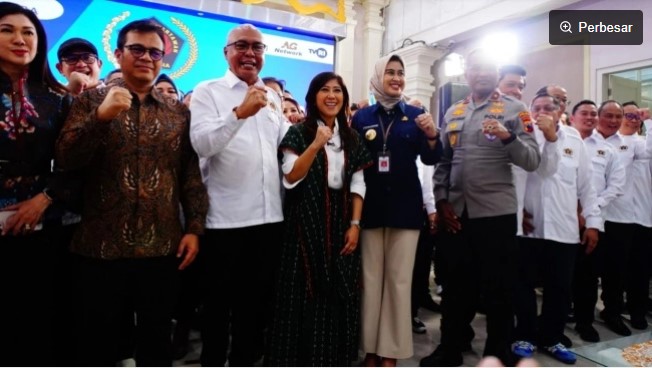 Pengurus Persatuan Wartawan Indonesia (PWI) Pusat periode 2025-2030 resmi dikukuhkan di Monumen Pers Solo, Jawa Tengah pada Sabtu (4/10/2025). Pengukuhan PWI Pusat dihadiri Menteri Komunikasi dan Digital (Menkomdigi), Meutya Hafid dan Wamenkomdigi, Nezar Patria. [Dok PWI Solo]