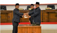 Wabup Barsel (kiri foto) saat menerima naskah Ranperda tentang Penyelenggaraan Cadangan Pangan Pemerintah Daerah oleh Ketua DPRD M. Farid Yusran (kanan foto) didampingi Waket  I. Jumat (10/10/2025). Foto. Alifansyah/1tulah.com