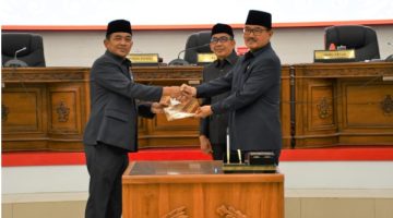Wabup Barsel (kiri foto) saat menerima naskah Ranperda tentang Penyelenggaraan Cadangan Pangan Pemerintah Daerah oleh Ketua DPRD M. Farid Yusran (kanan foto) didampingi Waket  I. Jumat (10/10/2025). Foto. Alifansyah/1tulah.com