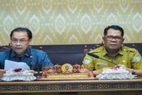 Staf Ahli Gubernur Bidang Pemerintahan, Hukum, dan Politik Darliansjah bersama Ketua Pansus Raperda Sugiyarto di Ruang Rapat Gabungan DPRD Provinsi setempat, Selasa (7/10/2025).Foto:Ist.