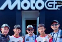 Sudarmono mendampingi putranya Veda Ega berlaga di Italia, bersama Gilang Juragan 99 (dok. MS Glow for Men) 