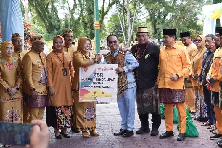 Penyerahan bantuan program Corporate Social Responsibility (CSR) berupa 200 unit tenda lipat kepada pelaku Usaha Mikro, Kecil, dan Menengah (UMKM) (MMC Kalteng)