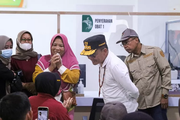 Gubernur H. Agustiar Sabran saat meninjau RSUD Hanau dan berinteraksi dengan pasien (MMC Kalteng)