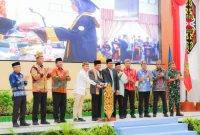 Penekanan tombol sirine sebagai tanda peresmian UIN Palangka Raya oleh Gubernur Agustiar Sabran bersama Menteri Agama RI KH. Nasaruddin Umar (MMC Kalteng)