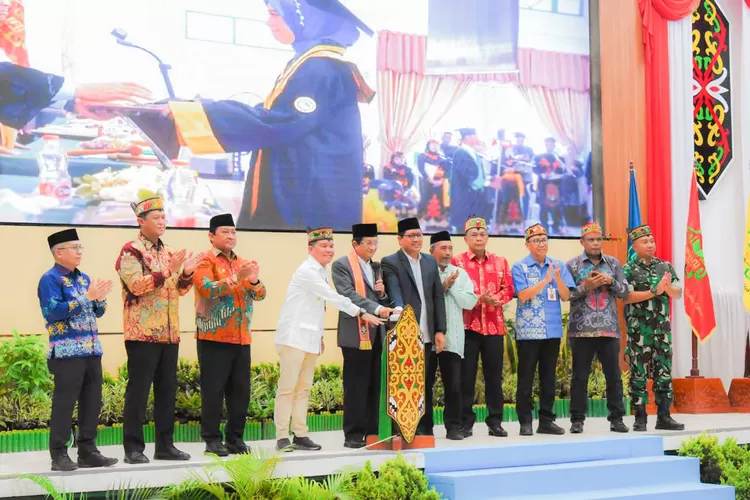 Penekanan tombol sirine sebagai tanda peresmian UIN Palangka Raya oleh Gubernur Agustiar Sabran bersama Menteri Agama RI KH. Nasaruddin Umar (MMC Kalteng)