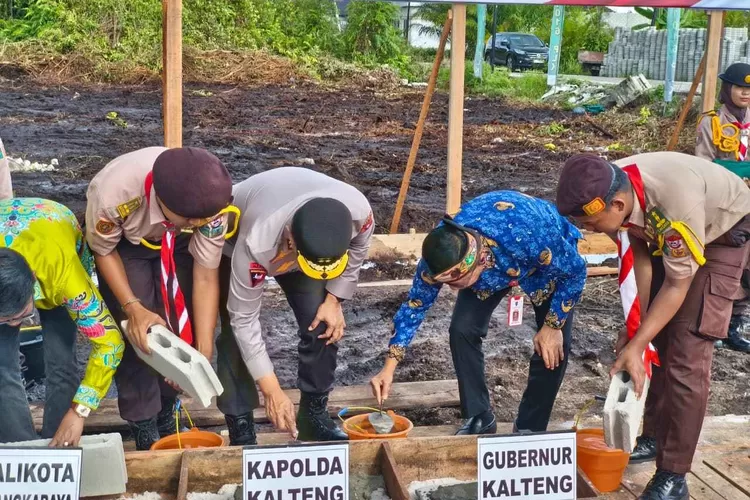 Peletakan batu pertama pembangunan Koperasi Desa/Kelurahan Merah Putih (KDMP) di Tanah Lahan Kelurahan Panarung oleh Plt. Sekda Leonard S. Ampung (MMC Kalteng)