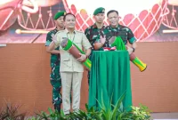Gubernur bersama Pangdam XXII/Tambun Bungai memukul Katambung untuk membuka kegiatan Bakti Sosial (MMC Kalteng)