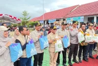 Gubernur Kalteng, Agustiar Sabran, menyerahkan paket pasar murah di SMAN 4 Muara Teweh (MMC Kalteng)