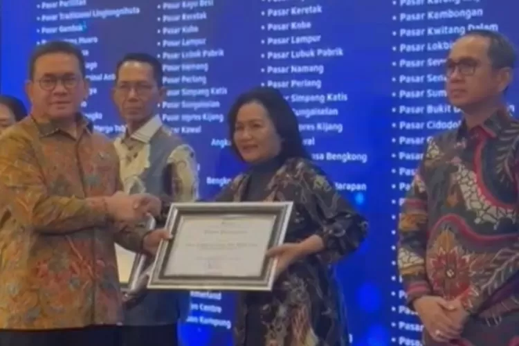 Kepala Disdagrin Barito Utara, Dewi Handayani menerima penghargaan Pasar Tertib Ukur oleh Kementerian Perdagangan. Foto: Disdagrin Barut untuk 1tulah.com