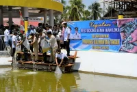 Bupati Barito Selatan Eddy Raya Samsuri dan Wakil Bupati Barito Selatan Khristianto Yudha saat kegiatan tebar bibit ikan di kolam Taman Rusa (MMC Kalteng)