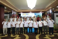 Plt. Sekretaris Daerah Provinsi Kalteng Leonard S. Ampung saat mengukuhkan TKPSDA Wilayah Sungai Kahayan Prov. Kalteng Periode 2025&ndash;2030 (MMC Kalteng)