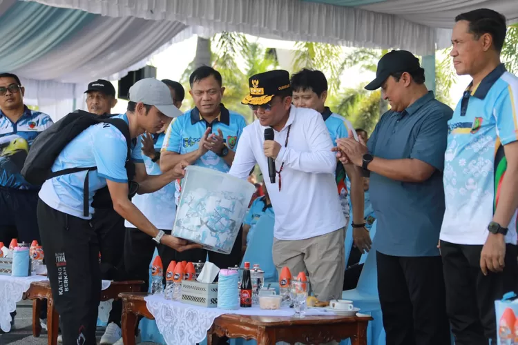 Gubernur Kalteng Buka Jalan Sehat dan Senam Bersama HUT Ke-54 KORPRI, Tekankan ASN Bugar dan Profesional (MMC Kalteng)