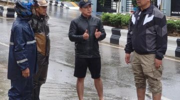 Bupati Barito Utara, Kalteng, H Shalahuddin didampingi Kepala Bidang Sumber Daya Air pada Dinas PUPR Junaidi memantau dan mengecek langsung sejumlah drainase dan beberapa titik rawan terendam air jika hujan deras. Foto: Istimewa