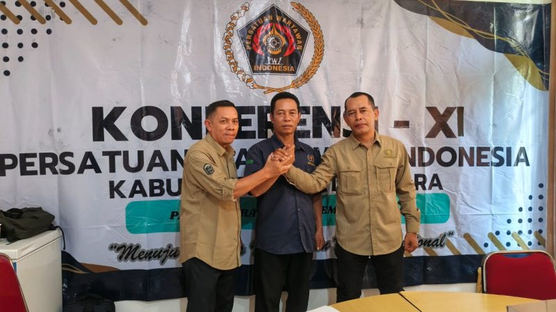 Haji Deni Hariadi (kiri) terpilih sebagai Ketua PWI Barito Utara periode 2025-2028 pada Konferensi XI PWI Barut yang berlangsung di Palangka Raya, Senin, 3 November 2025. Foto: Istimewa