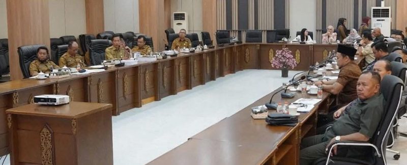 Pemkab Barito Utara (Barut) bersama dewan setempat, menggelar rapat persiapan APBD Tahun Anggaran 2026 di Ruang Rapat DPRD, Selasa, 11 November 2025. Foto: dok. Diskominfosandi Barut