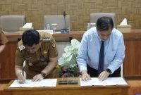 Pemkab Barito Utara (Barut), Kalteng, bersama Kejaksaan Negeri (Kejari) setempat, menandatangani kesepakatan bersama tentang koordinasi dan kerja sama pelaksanaan tugas dan fungsi dalam penegakan hukum. Foto: dok. EkaYL/Diskominfosandi Barut
