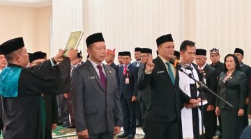 Bupati Barito Utara (Barut), Kalteng, H Shalahuddin, melantik serta mengambil sumpah dan janji 4 kepala dinas atau pejabat eselon II resmi disebut jabatan pimpinan tinggi pratama (JPT) di Muara Teweh, Jumat, 14 November 2025. Foto: H Deni Hariadi/1tulah.com