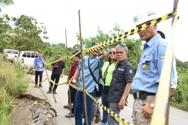Kepala Dinas PUPR Barut, Muhammad Iman Topik, bersama unsur teknis Bidang Bina Marga, langsung turun ke lokasi untuk memverifikasi tingkat kerusakan dan mematangkan rencana perbaikan, ruas jalan Simpang Jalan Negara KM 34 menuju Benangin, Kamis, 20 November 2025. Foto: dok. Mizwar/Diskominfosandi Barut