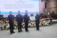Bupati Barut H Shalahuddin didampingi Wakil Bupati Felix Sonadie Y Tingan, dan Sekretaris Daerah, Muhlis, menerima pemandangan umum dari sejumlah fraksi dewan terkait pidato pengantar bupati mengenai Raperda APBD 2026 dari Ketua Dewan Hj Mery Rukaini. Foto: Aprie/1tulah.com