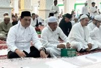 Bupati Barito Utara H Shalahuddin melaksanakan Salat Jumat di Masjid Raya Shirathal Mustaqim, Muara Teweh, Jumat, 21 November 2025. Foto: dok. Wawan/Diskominfosandi Barut