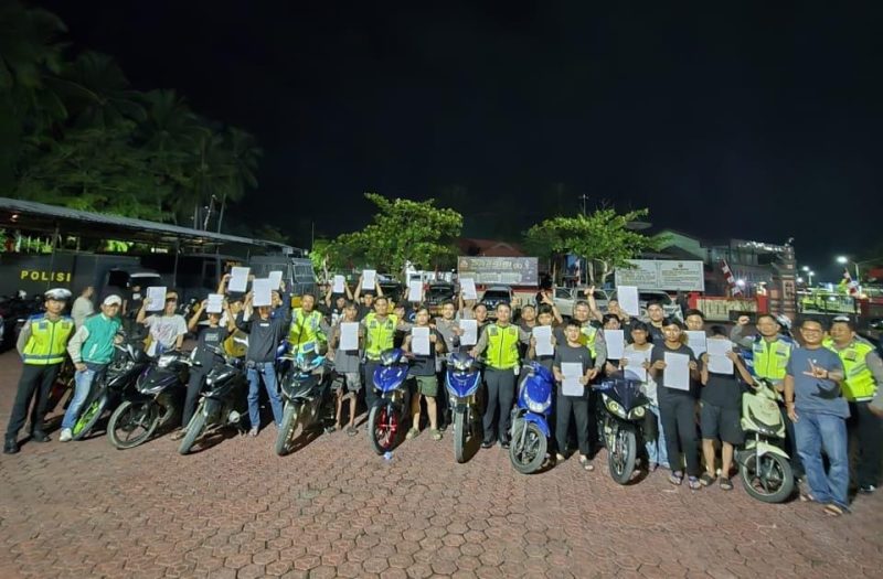 Puluhan pemilik motor menggunakan knalpot brong diamankan dan diberikan surat peringatan oleh Satlantas Polres Barito Utara dalam giat patroli Kamtibmas pada Sabtu malam, 22 November 2025. Foto: Humas Polres Barut